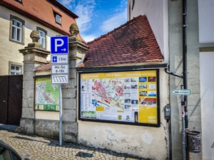 Karten-Tafeln oberhalb des Zeiler Marktplatzes