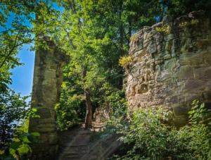 Mauern der Ruine Schmachtenberg im Wald