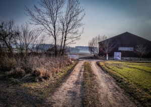 An landwirtschaftlicher Halle vorbei