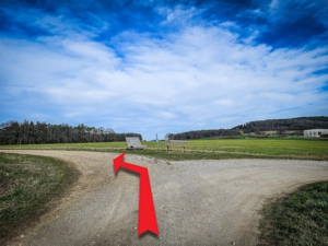 An breiter Schotterweg Abzweigung links hoch