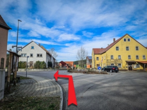 In Pyras an Kreuzung mit Verkehrsinsel nach links abbiegen