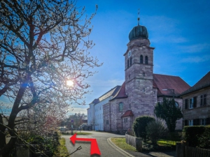 An der Kirche von Zell direkt nach links abbiegen