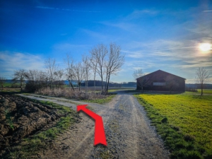 Vor landwirtschaftlicher Halle nach links abbiegen