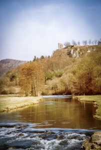 Blick hoch zur Ruine Neideck