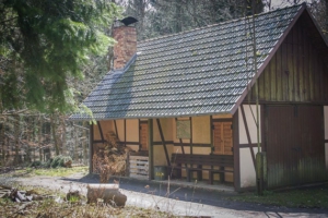 Hölzernes Waldruhehaus