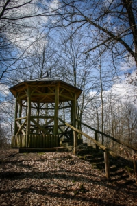 Holzpavillon im Wald