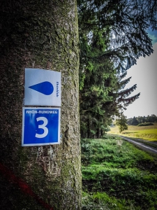 Zwei Wegweiser an einem Baum