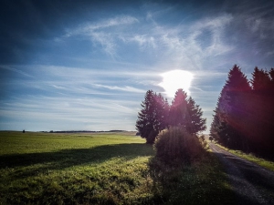 Langer Weg an Bergkante entlang