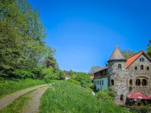 Am Holzberghof vorbei in Richtung Wald und Heidelstein