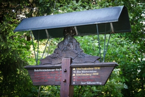 Schöner historischer Wegweiser