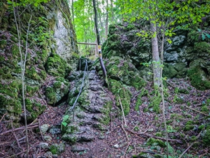 An einem Metallgeländer am Felsen hoch