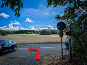 Auf der schmalen Straße nach links