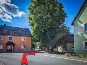 In großer Linkskurve rechts aus dem Ort hinaus