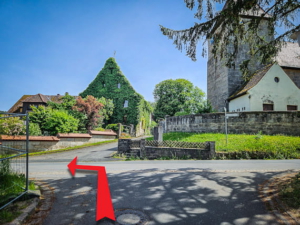 Vor der markanten Kirche von Kästel links nach unten abbiegen