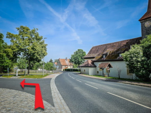 In Rezeldorf vor der Kirche nach links oben abbiegen