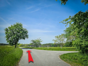 An Straßengabelung außerhalb des Ortes nach links