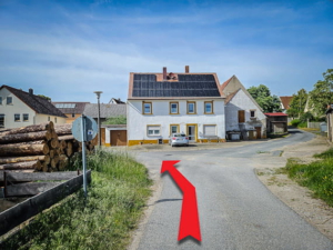 Am Ortseingang von Traishöchstädt nach links