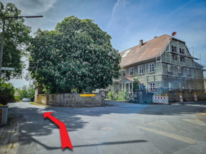 Oben an der Kreuzung nach links Richtung Dachsbach