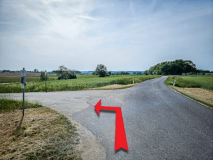 300 Meter außerhalb des Ortes nach links abbiegen