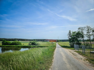 Erst geteerter später geschotterter breiter Feldweg