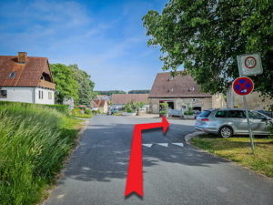 Im Ort Linden die erste Straße nach rechts außen, um um den Biergarten herum gehen zu können