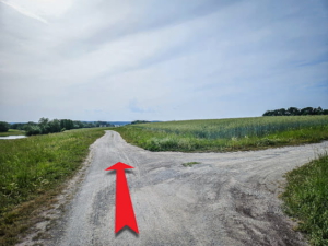 Erst Straße dann Schotterweg immer geradeaus von Linden heraus