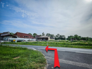 An der Straße nach links in den Ort Birnbaum abbiegen