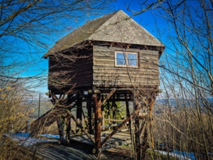 Die Knockhütte oberhalb von Obernsees