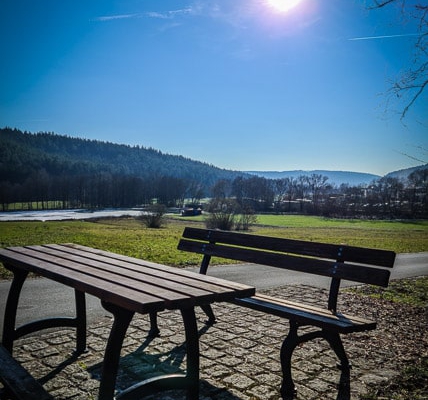 Sitzgruppe am Ortsrand von Obernsees nahe der Therme Obernsees