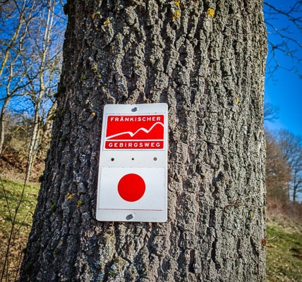 Zwei hauptsächlich begleitende Wegweiser