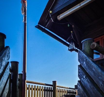 Stufen hoch zur Knockhütte oberhalb von Obernsees