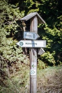 Wegweiser mit Mühlrad Mühlenweg