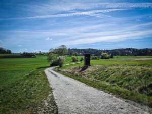 Pflasterweg schlängelt sich durchs Tal