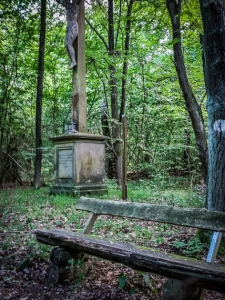 Steinernes Kruzifix im Wald