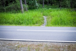 Wanderpfad auf anderer Straßenseite