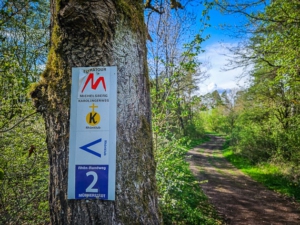 Ganze „Palette“ an Wegweisern