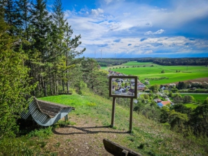 Der Burghäuser Blick mit einem steilen Ausblick nach unten