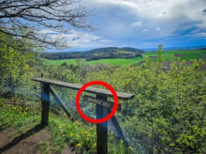 Herrlicher Blick über die Bergkante mit Wegweiser am Geländer