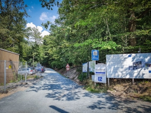 Vor dem Infozentrum Rauher Kulm