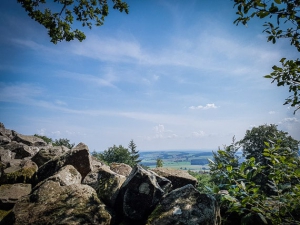 Blick über das Basaltgestein hinweg