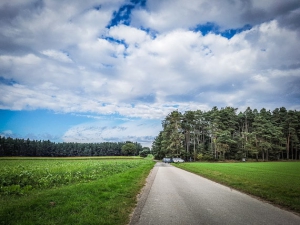 Breiter geschotterter Feldweg