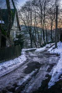 Bergab zur Stadtmitte durch Wäldchen