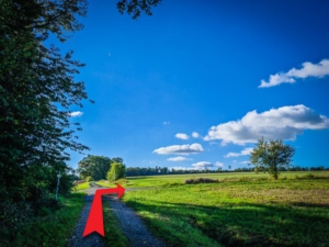 An oberer Kreuzung nach rechts in die Allee