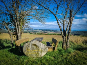 Sitzgruppe mit Aussicht und Flurbereinigungs-Stein