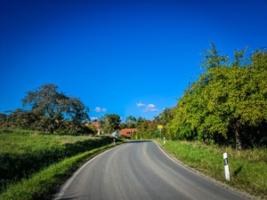 Straße in den Ort Buch