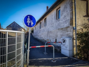 Geteerter Fußweg in Wiesenthau