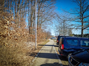 Gepflastertem Fußweg folgen