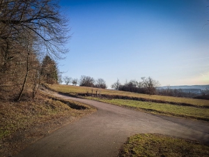 An Wegeinmündung nach links oben