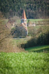 Kirchturm unten im Tal