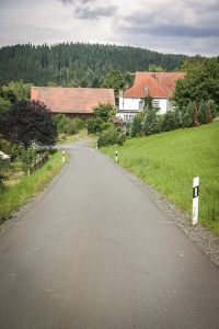 Schmale Straße nach Brandholz